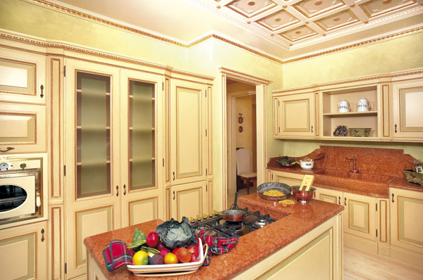 Cucine artigianali su misura in legno massello. cucina classica